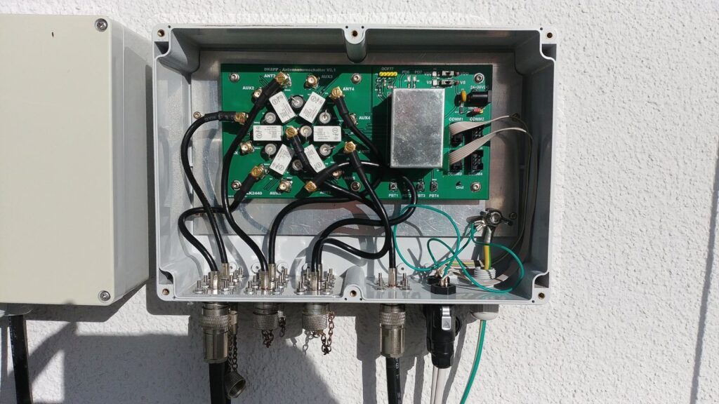 Antennenumschalter V2.1 im wetterfesten Gehäuse. Jetzt noch Deckel drauf und fertig!