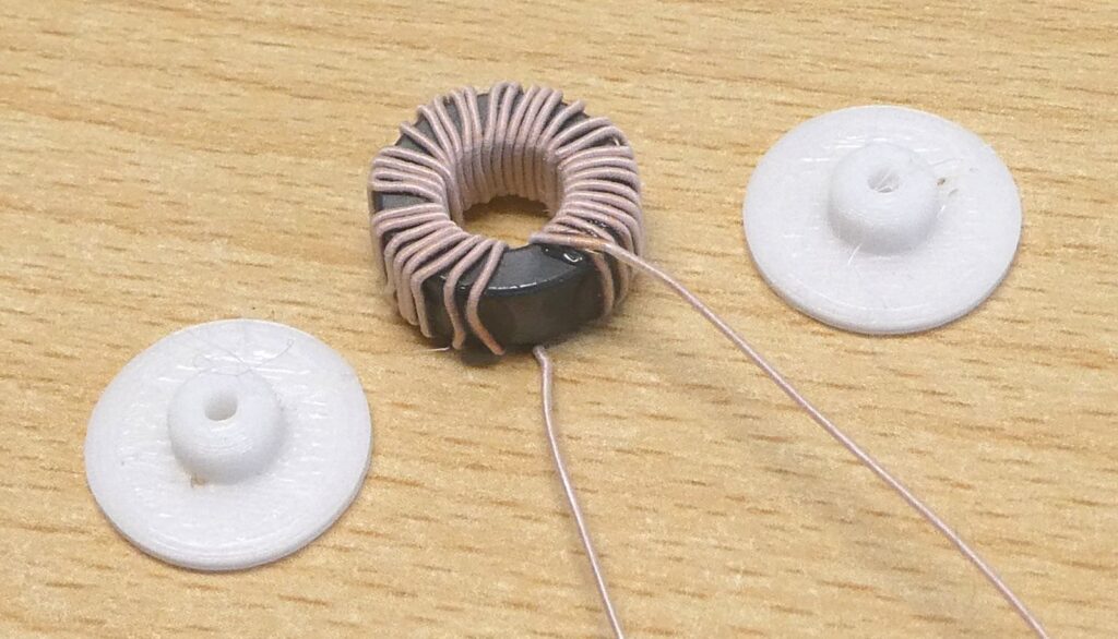 Ringkern mit seitlichen Deckeln aus dem 3D-Drucker.