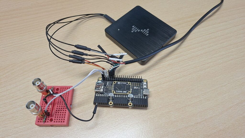 Tang Primer 25K Base Board mit aufgestecktem Core-Board und Testaufbau
