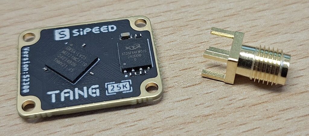 Tang Primer 25K Core Board von oben, SMA-Buchse zum Größenvergleich