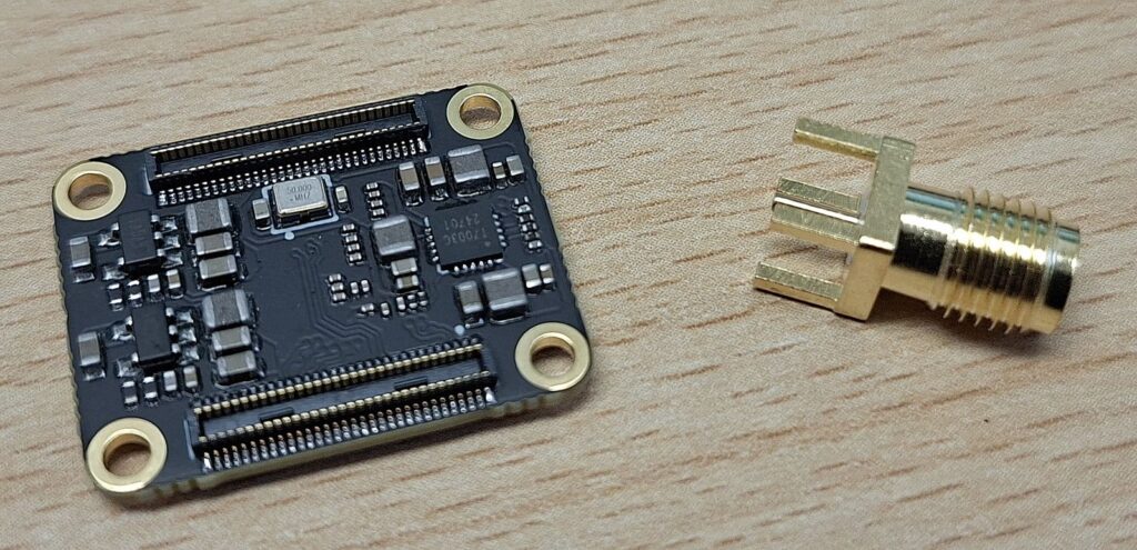 Tang Primer 25K Core Board von unten, SMA-Buchse zum Größenvergleich