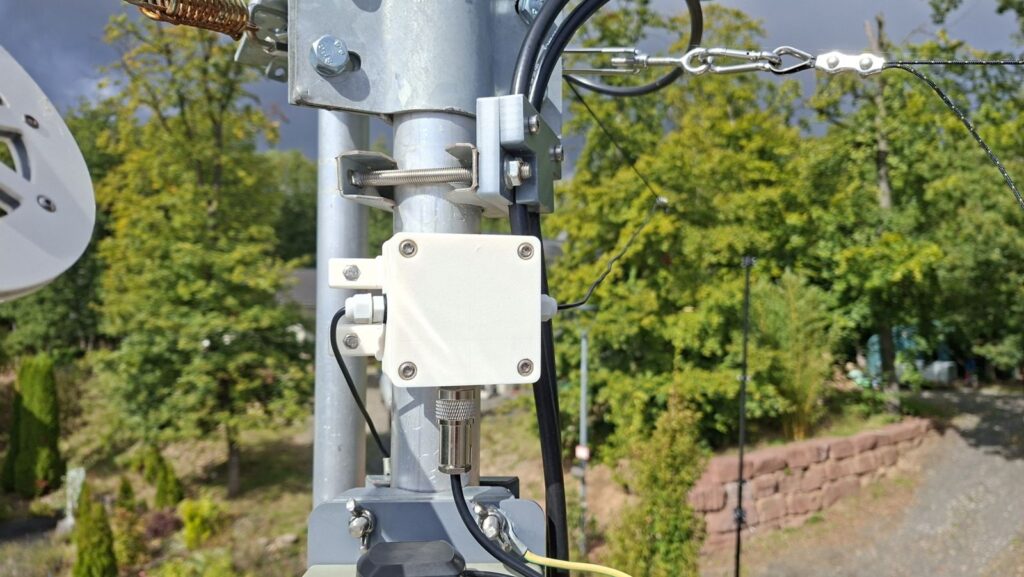 Antennenanschlußdose mit aufgeschraubtem Deckel